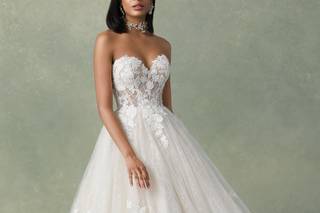 Abito da sposa con scollo a cuore e pizzo