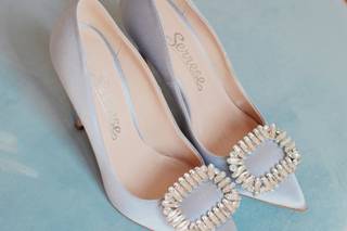 pumps celesti con dettaglio gioiello