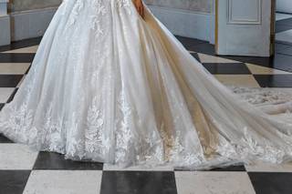 Abito da sposa in tulle con strascico