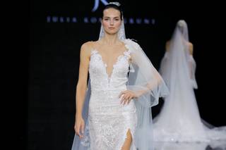 abito da sposa con spacco laterale