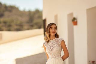 abito da sposa con spacco e strascico