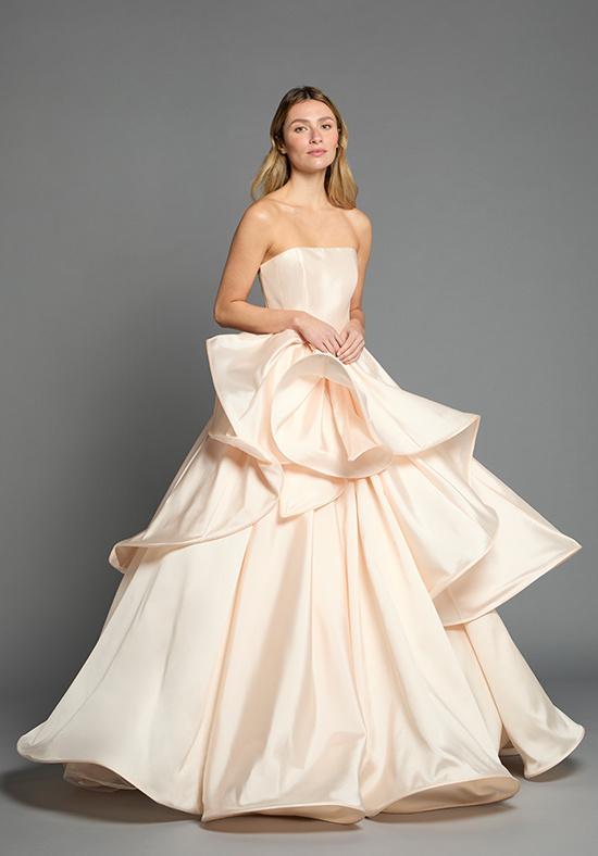 abito da sposa rosa con volant a balze