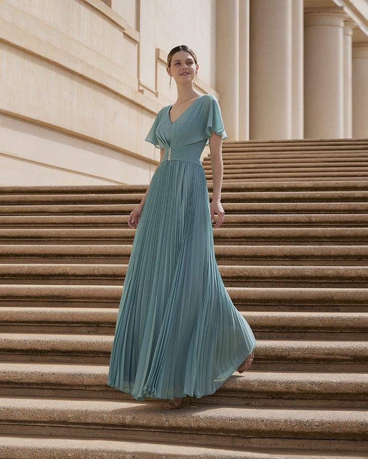 abito da sposa azzurro con maniche corte