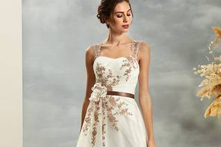 Abito da sposa con dettagli colorati ricamati