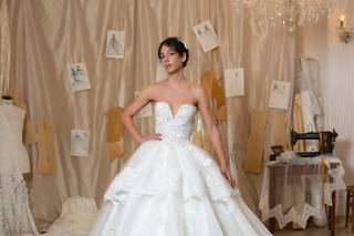 Abito da sposa con scollo a cuore e gonna a balze