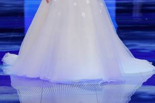 abito da sposa con scollo a V e applicazioni floreali