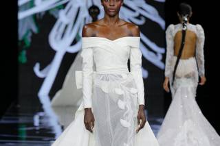 Abito da sposa alternativo con gonna trasparente