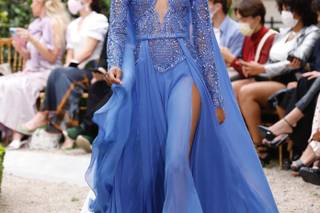 abito Zuhair Murad celeste con collo alto e strascico