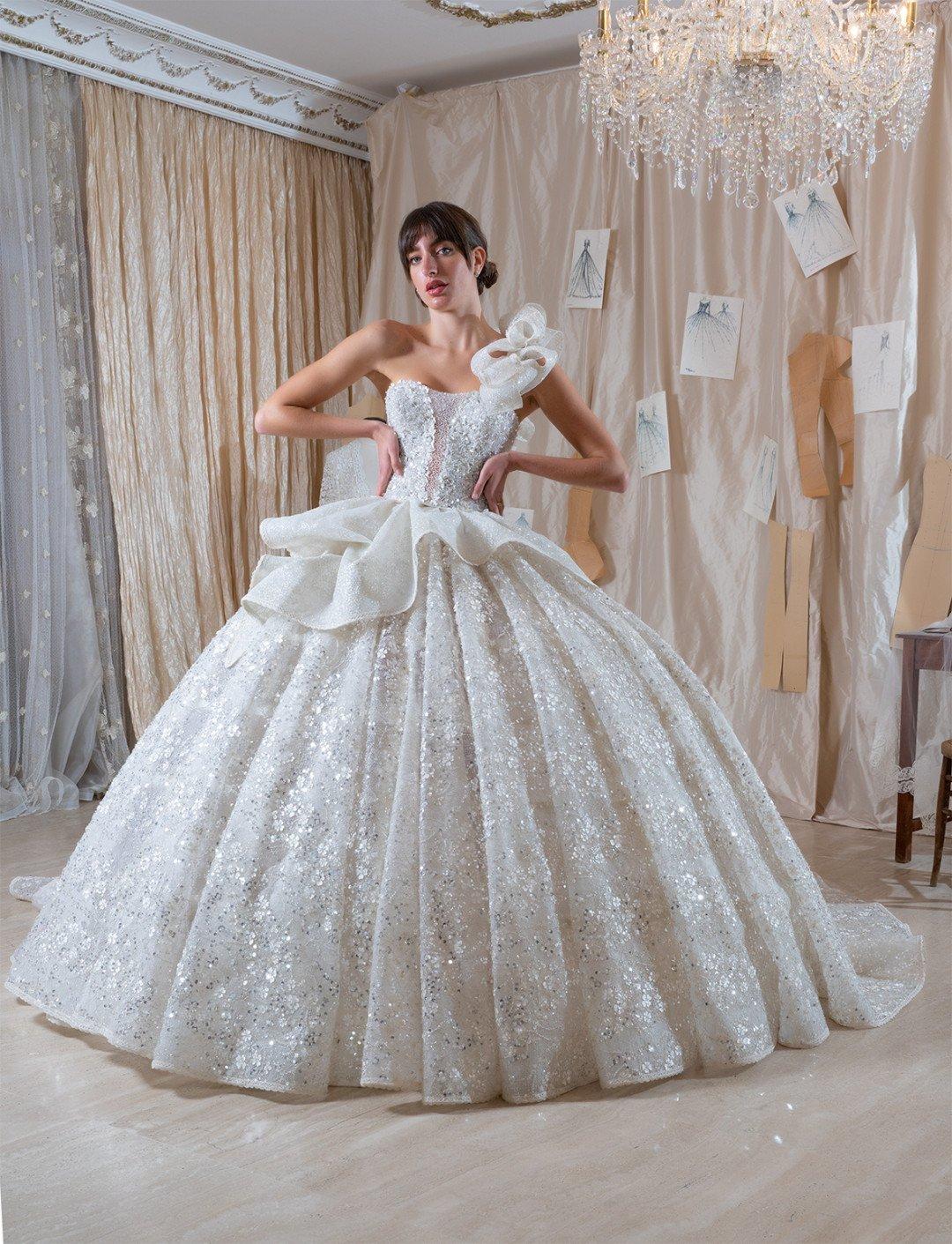 abito da sposa monospalla con gonna a principessa