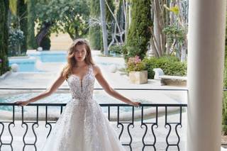 Abito da sposa con strascico e gonna ampia in tulle