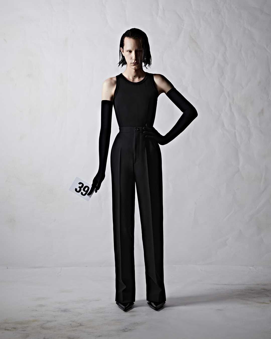 abito Balenciaga con pantalone e maglia nera
