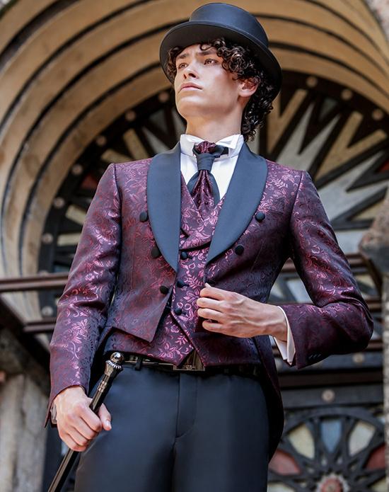 sposo con frac tessuto damascato e cappello-differenze tra tight smoking frac