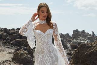 abito da sposa con collo alto stile sirena