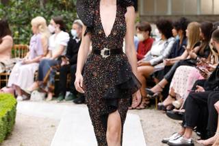 abito Zuhair Murad con scollatura ampia e spacco laterale