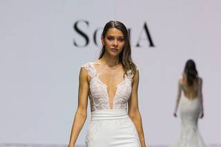 abito da sposa con scollo a V e senza maniche