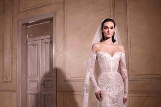 abito da sposa taglio rendingote pizzo e velo