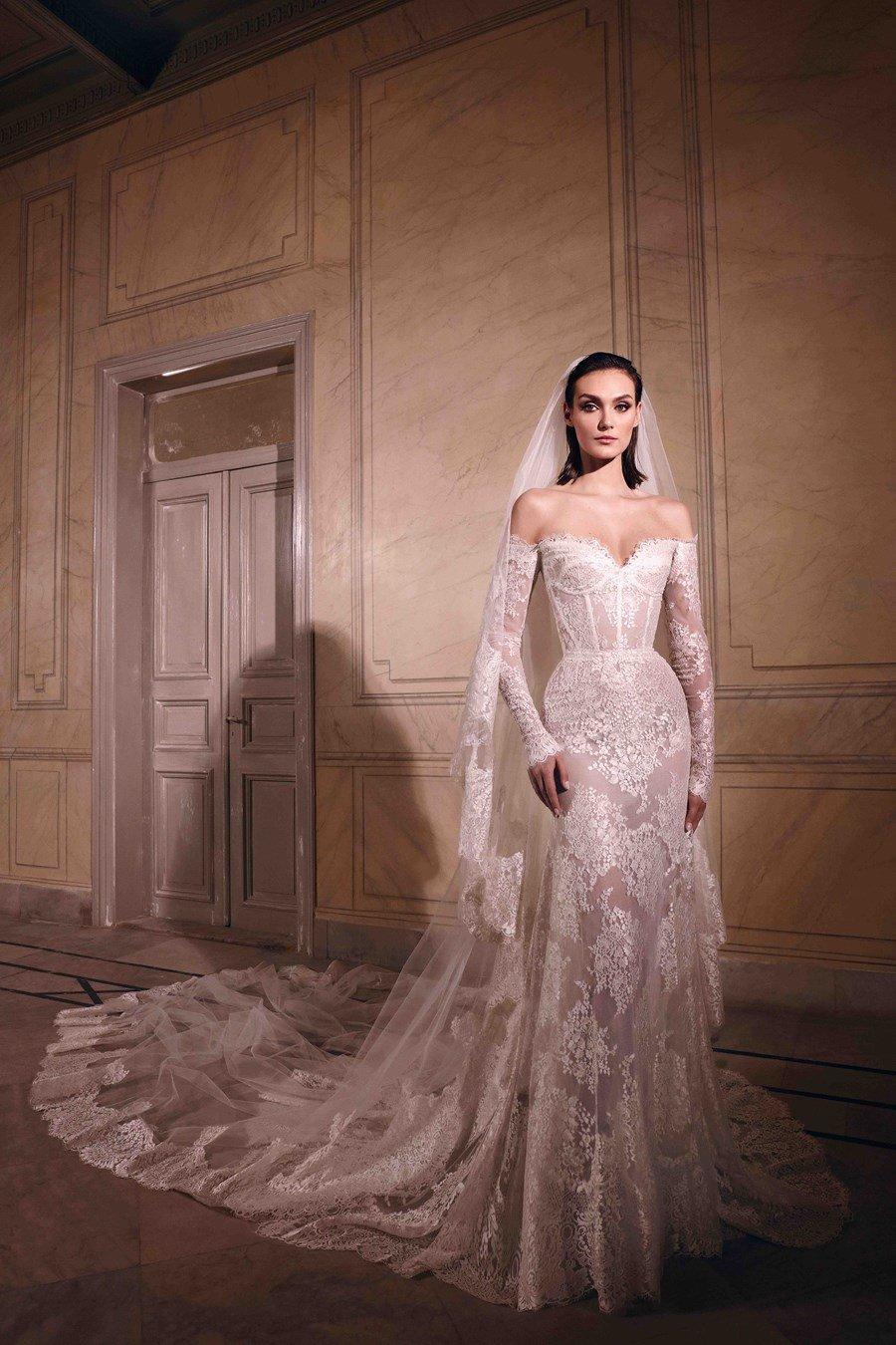 abito da sposa taglio rendingote pizzo e velo