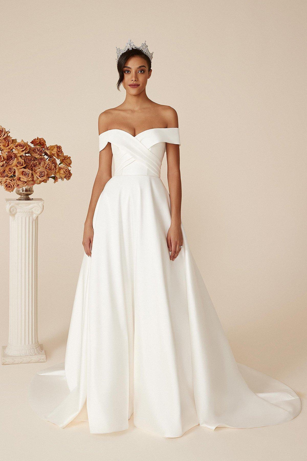 abito da sposa con scollo omerale e spalle scoperte