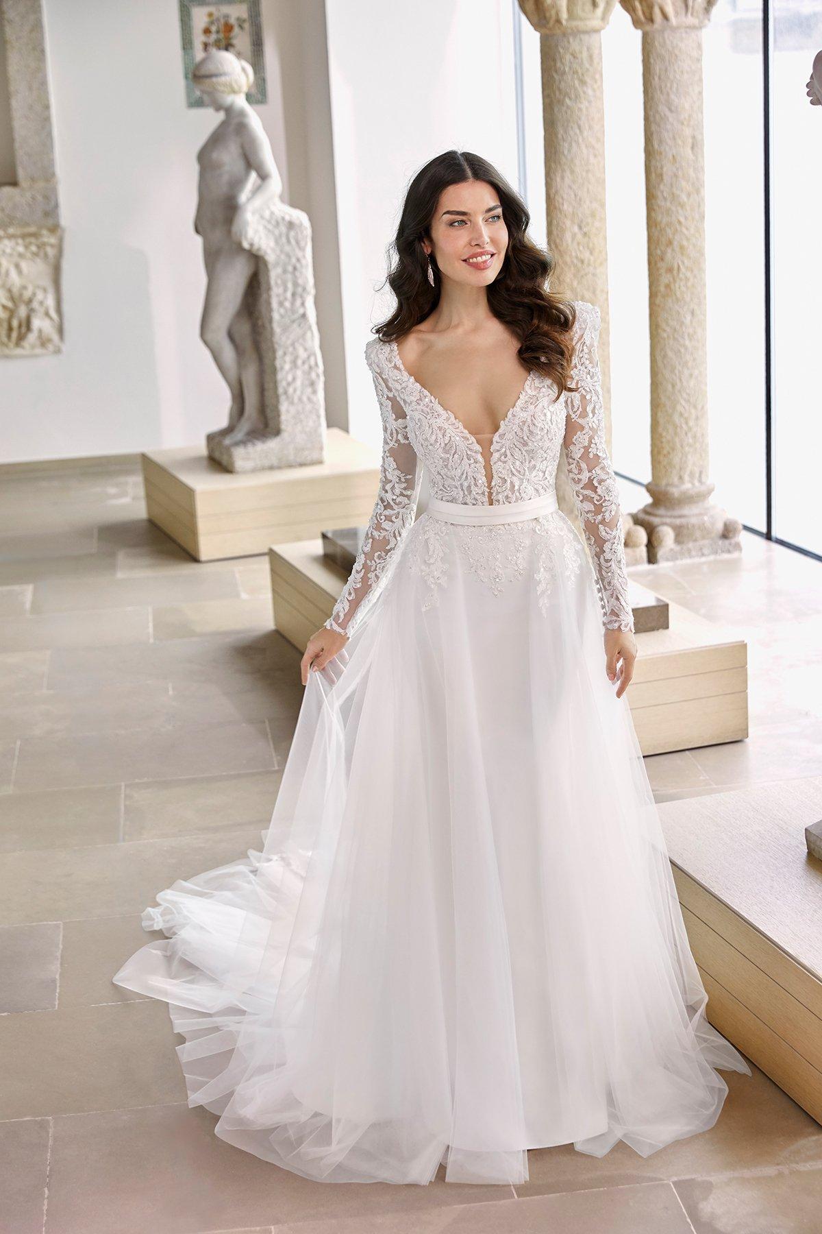 abito da sposa a maniche lunghe e scollo a V con corpetto in pizzo