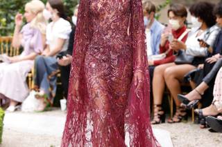 abito Zuhair Murad a collo alto rosso con gonna con trasparenze