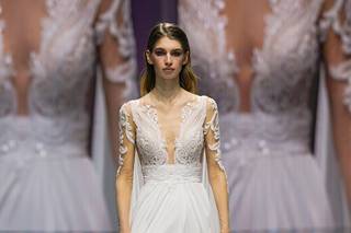 abito da sposa con scollo a V e strascico