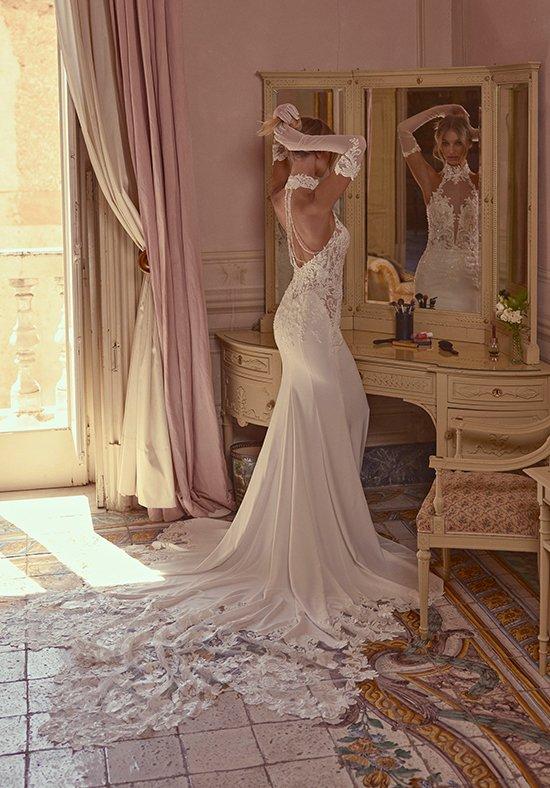 abito dasposa lungo con scollo halter e lavorazioni in pizzo