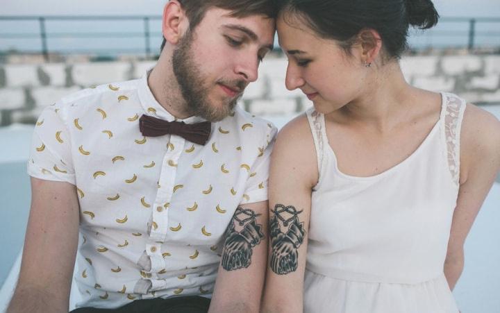 coppia di sposi giovani con tatuaggi