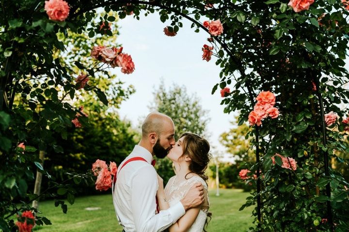 Le nozze rustiche di Claudia e Daniele: rose, risate e biciclette