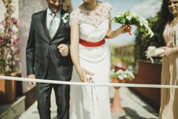 Il look da sposa con un tocco di colore