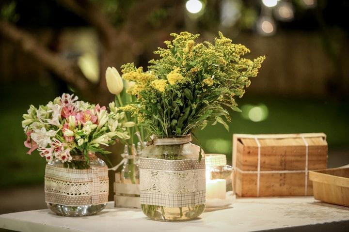 vasi con fiori di campo per matrimonio