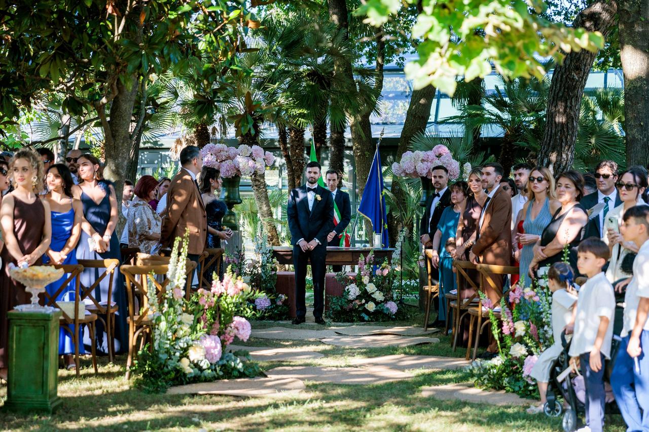 sposo che aspetta la sposa durante la cerimonia civile all'aperto- ordine corteo nuziale