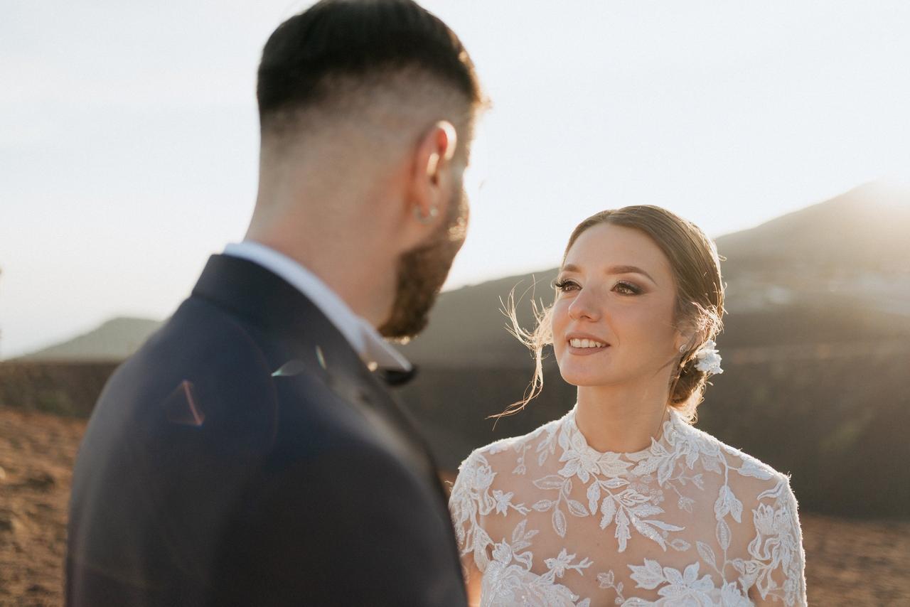 sposa che gurda intensamente negli occhi lo sposo- come capire se ti ama 