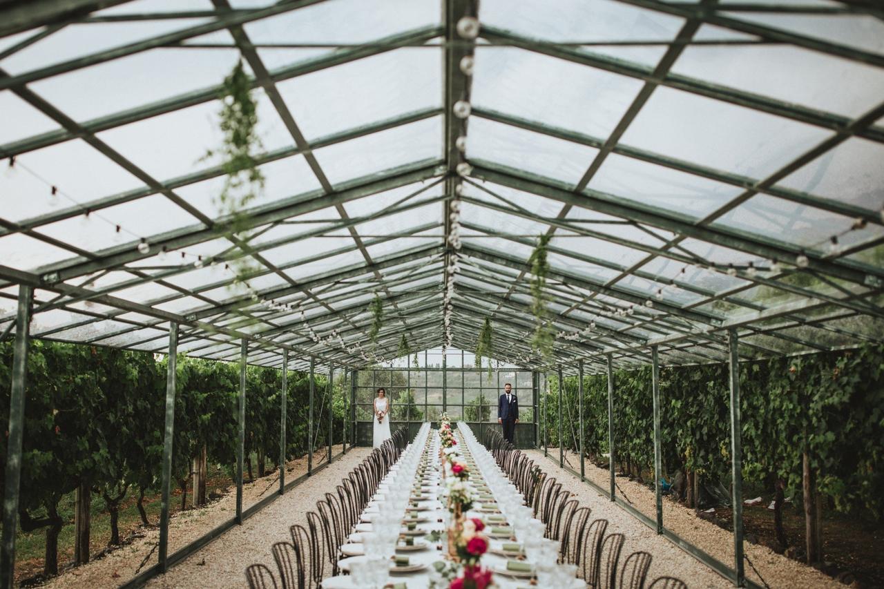 matrimonio in serra con sposi in posa
