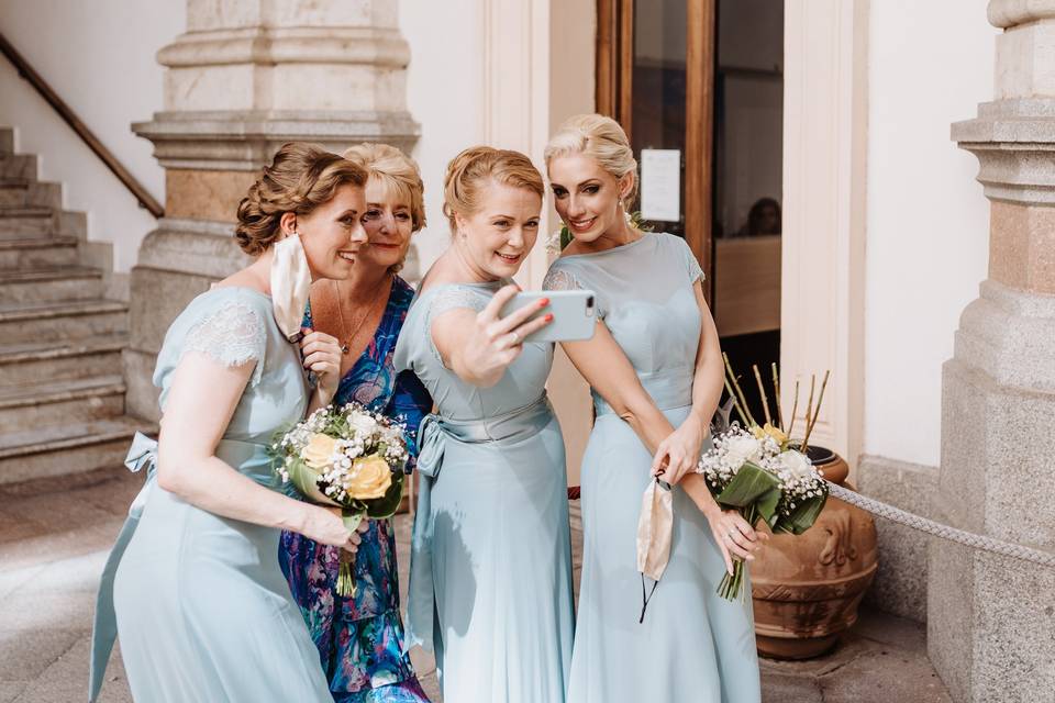 damigelle matrimonio che si fanno un selfie con abiti e bouquet
