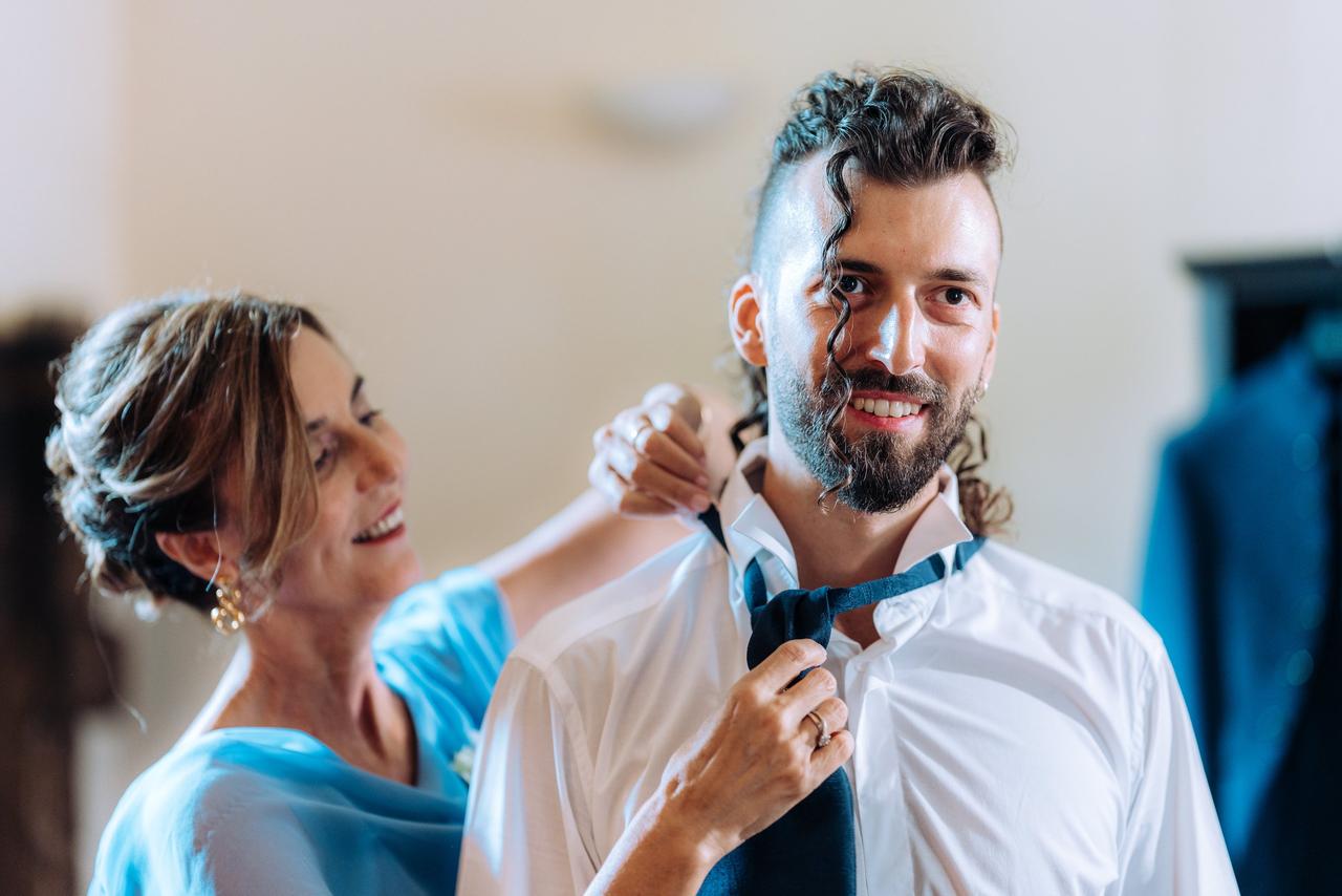 mamma dello sposo sistema il colletto della camicia al figlio- frasi per la festa della mamma 