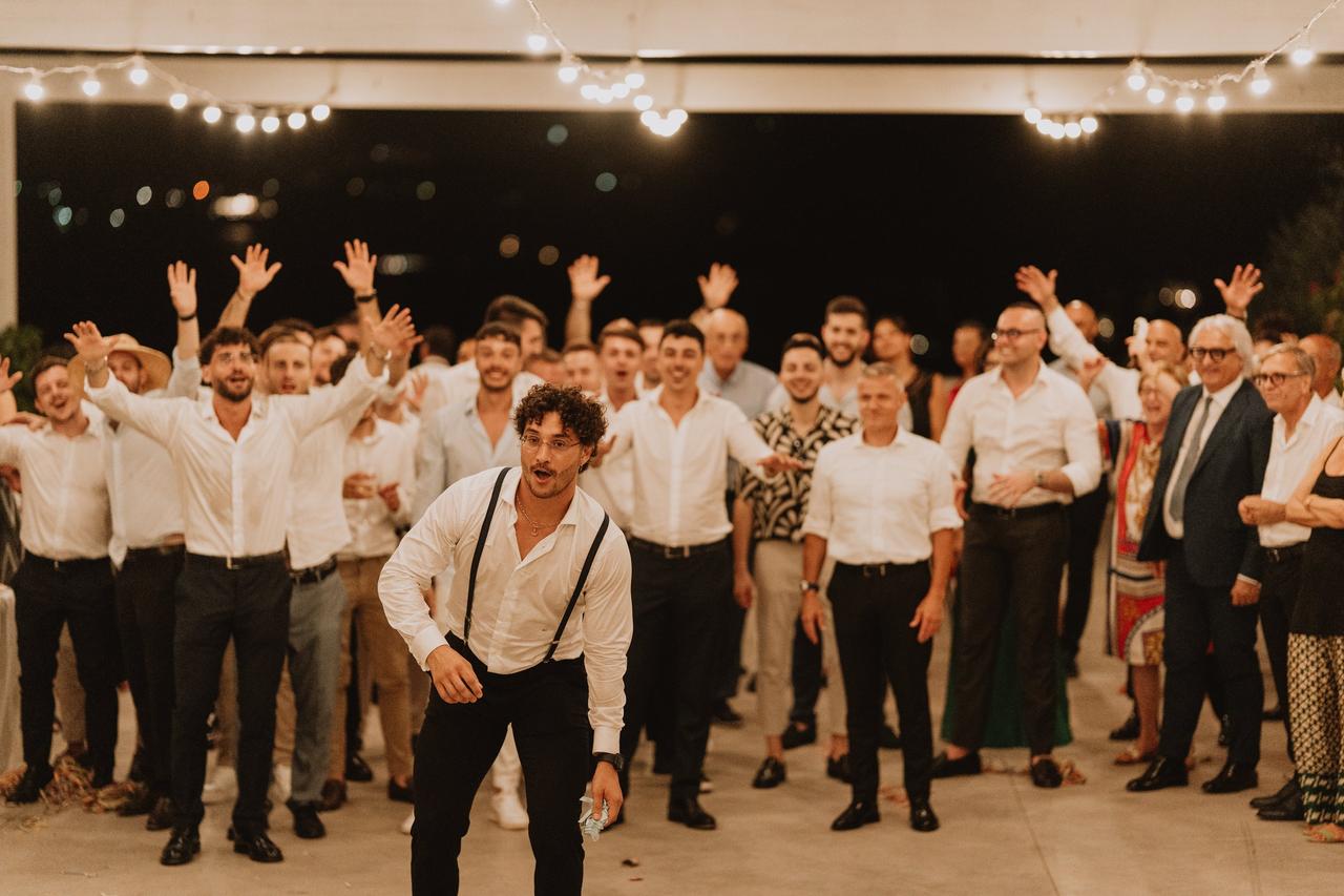 amici che festeggiano addio celibato e nubilato insieme