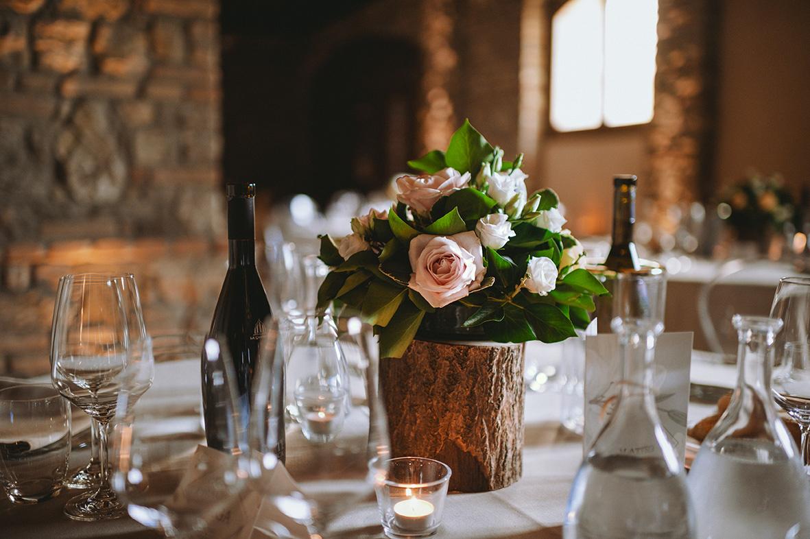 centrotavola matrimonio con tronco e fiori