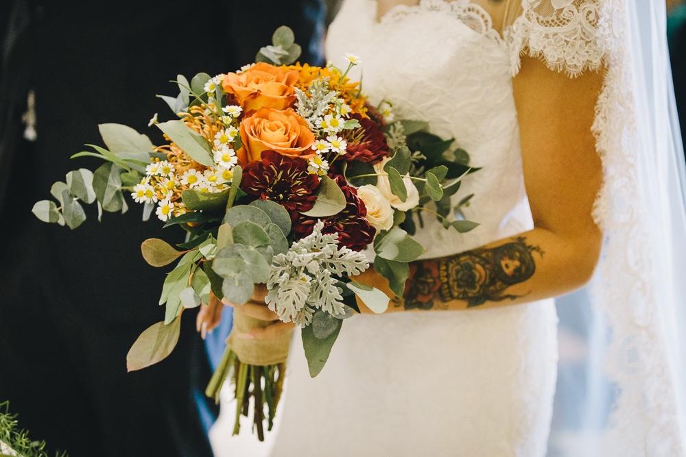 Bouquet da sposa con margherite e rose arancioni