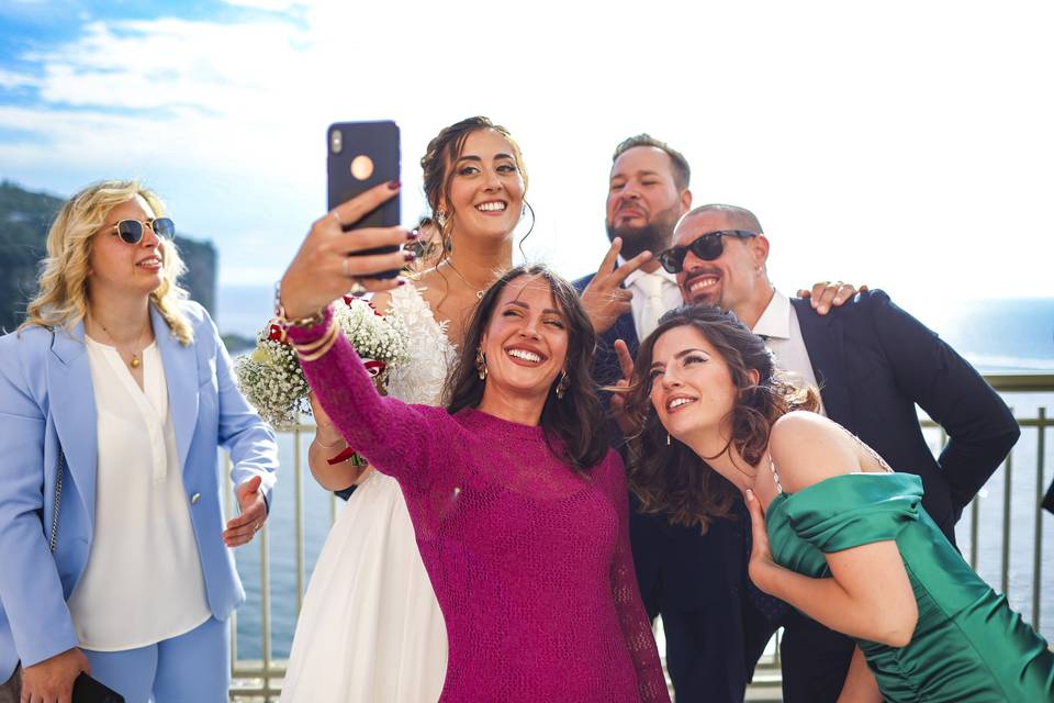 sposi cona mici che si fanno selfie- social