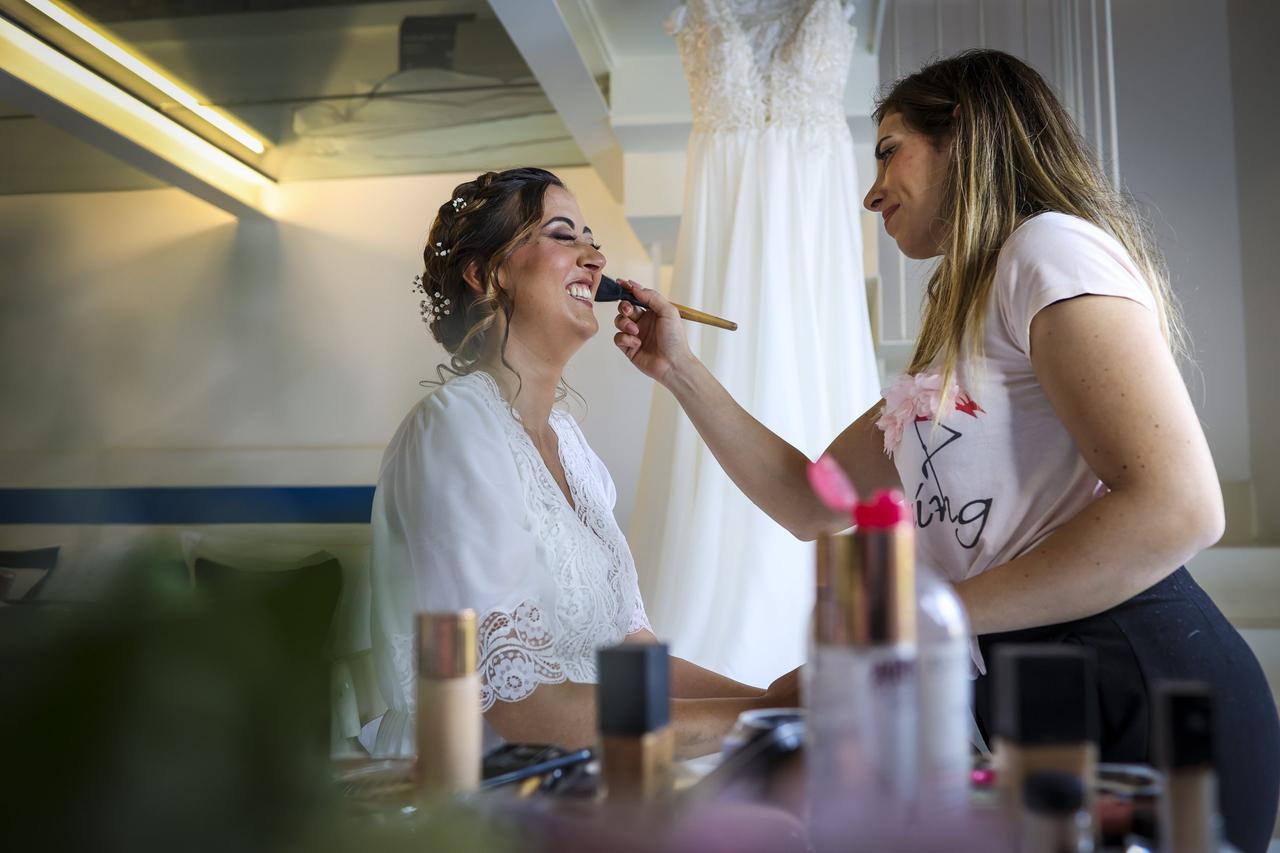 sposa in fase make up con acconciatura sposa laterale