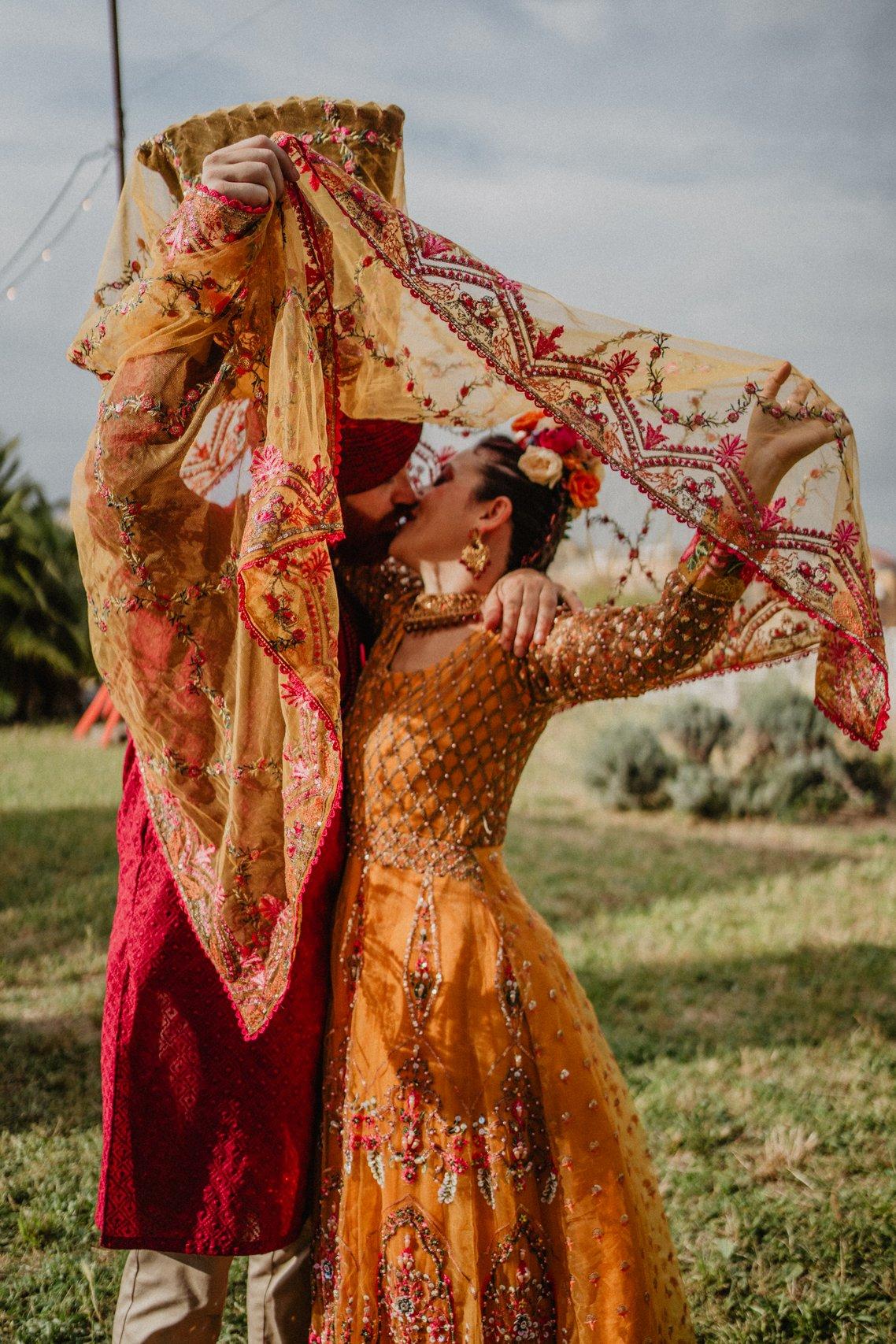 sposi con abiti colorati per matrimonio dallo stile etnico- stili matrimoniosi