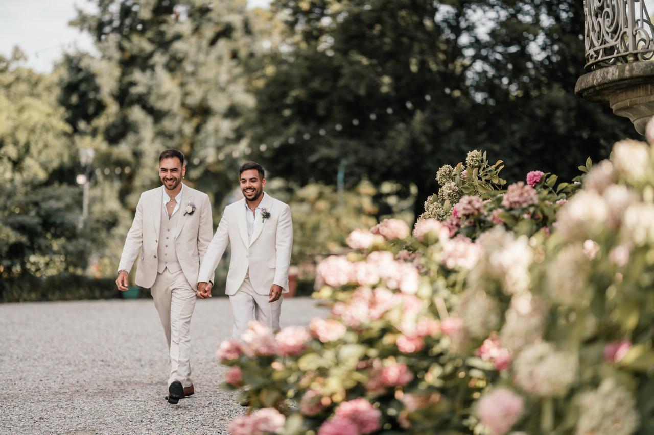 sposi che arrivano insieme al matrimonio- ordine corteo nuziale