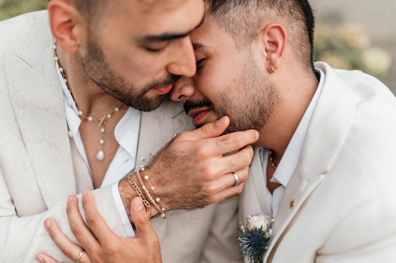 coppia di sposi che si abbraccia- frasi auguri per il compleanno del marito