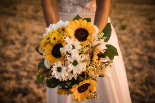 bouquet da sposa con girasoli e margherite grandi