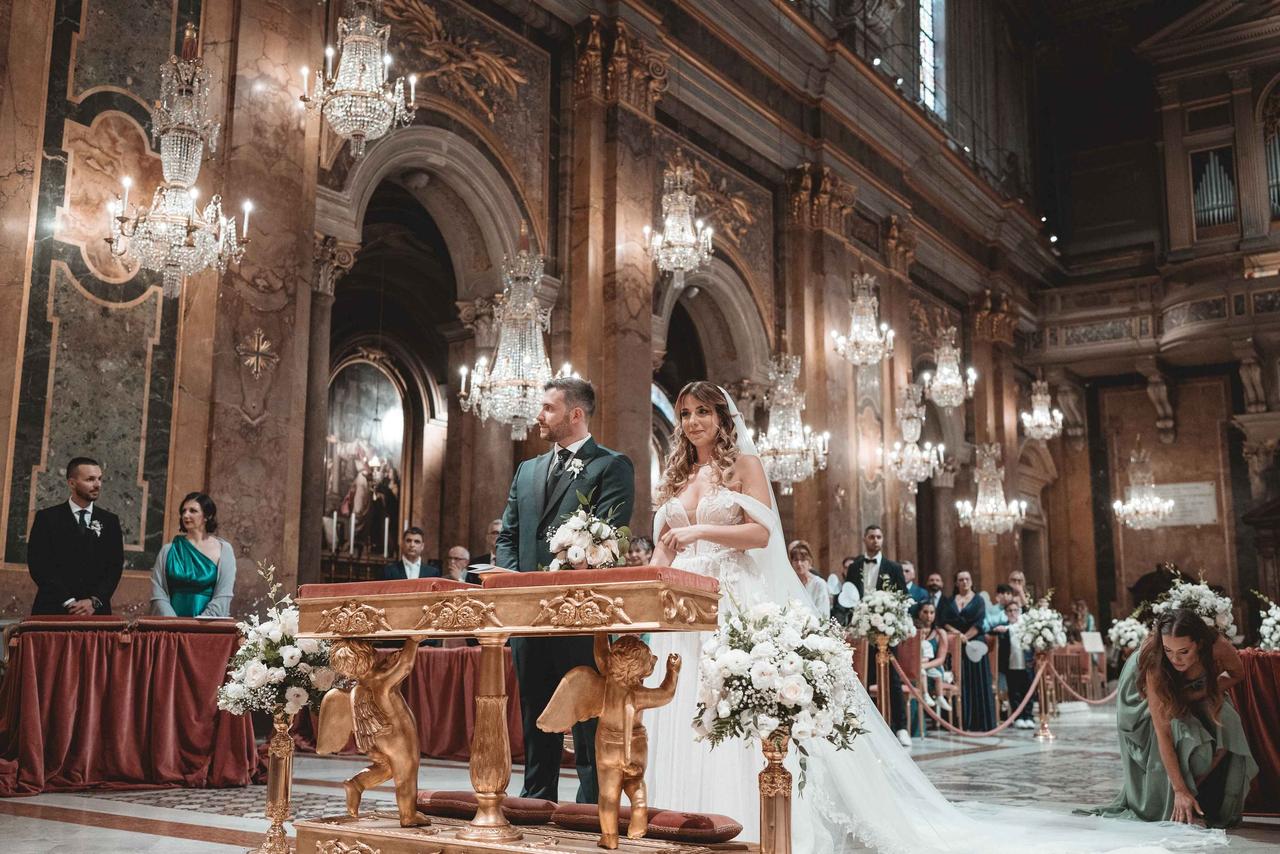 decorazioni altare chiesa con fiori bianchi