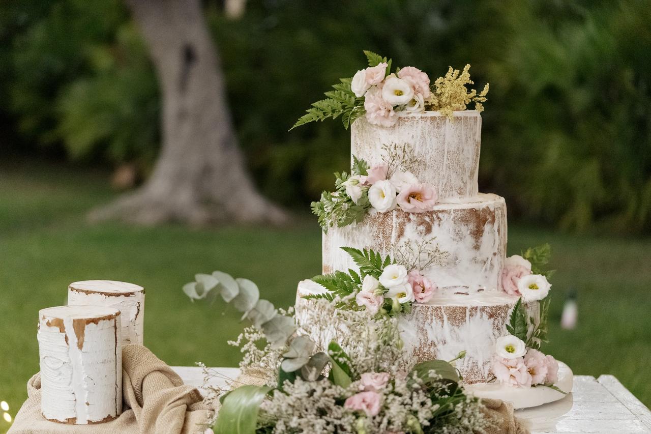 Coneetti di riso per matrimonio pronto per essere lanciato dagli ospiti  all'uscita di chiesa degli sposi. Stock Photo