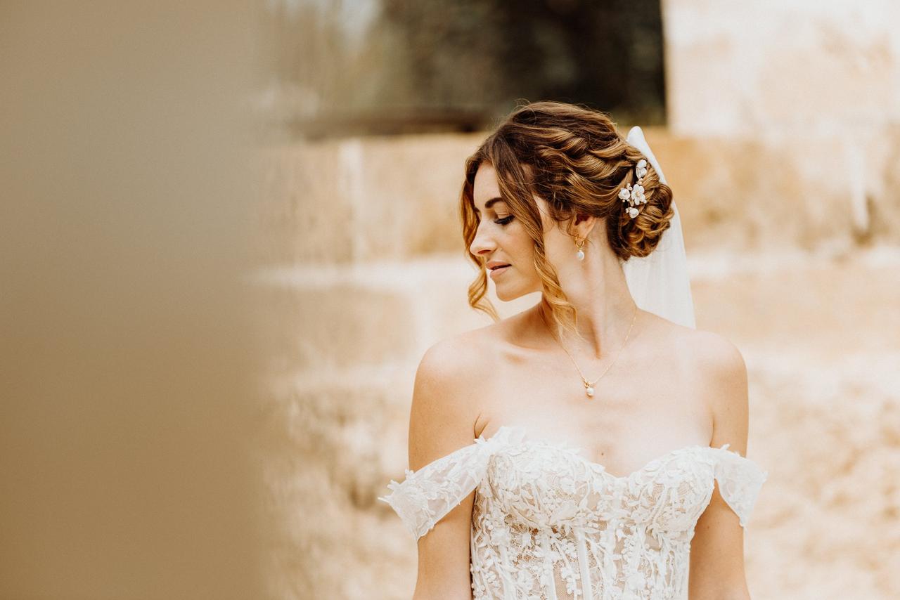 sposa con pettinatura raccolta