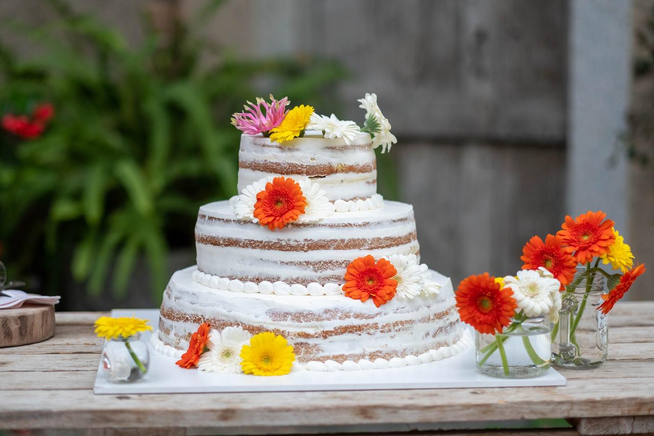 naked cake matrimonio con fiori