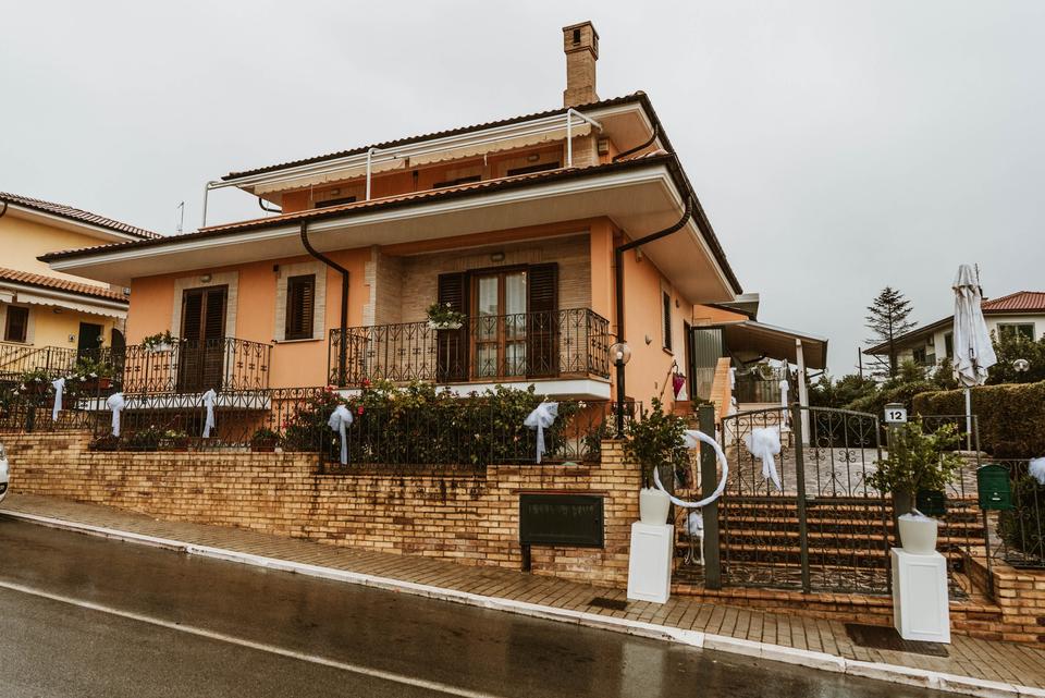 Come addobbare il portone di casa della sposa o dello sposo