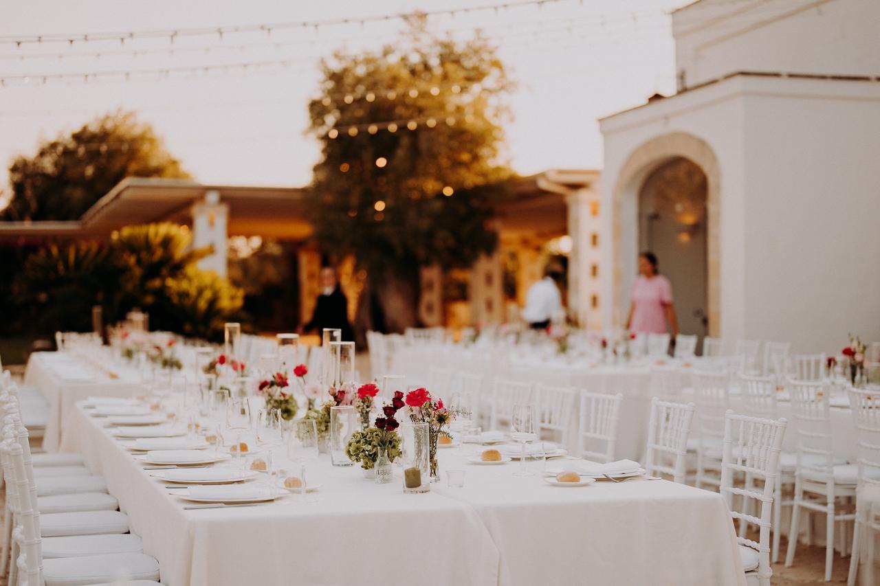 allestimento banchetto matrimonio all'aperto
